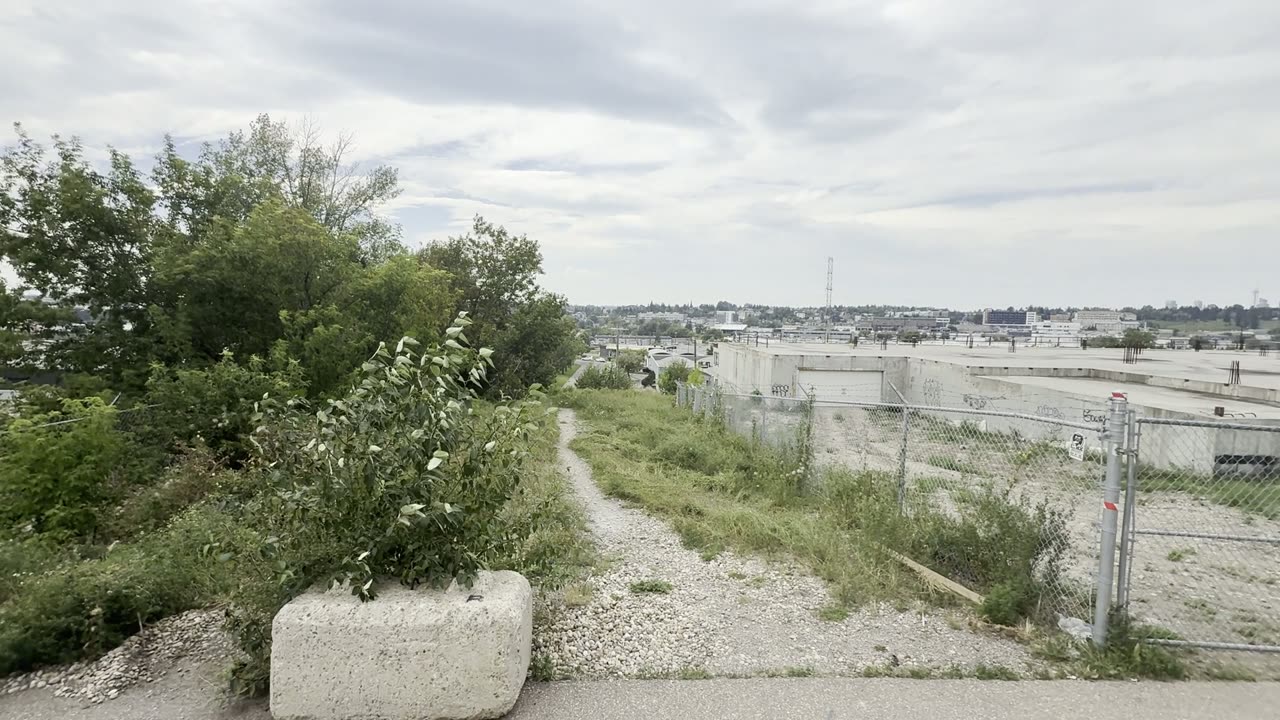Site 西南角边缘 / Building 300 西南角
