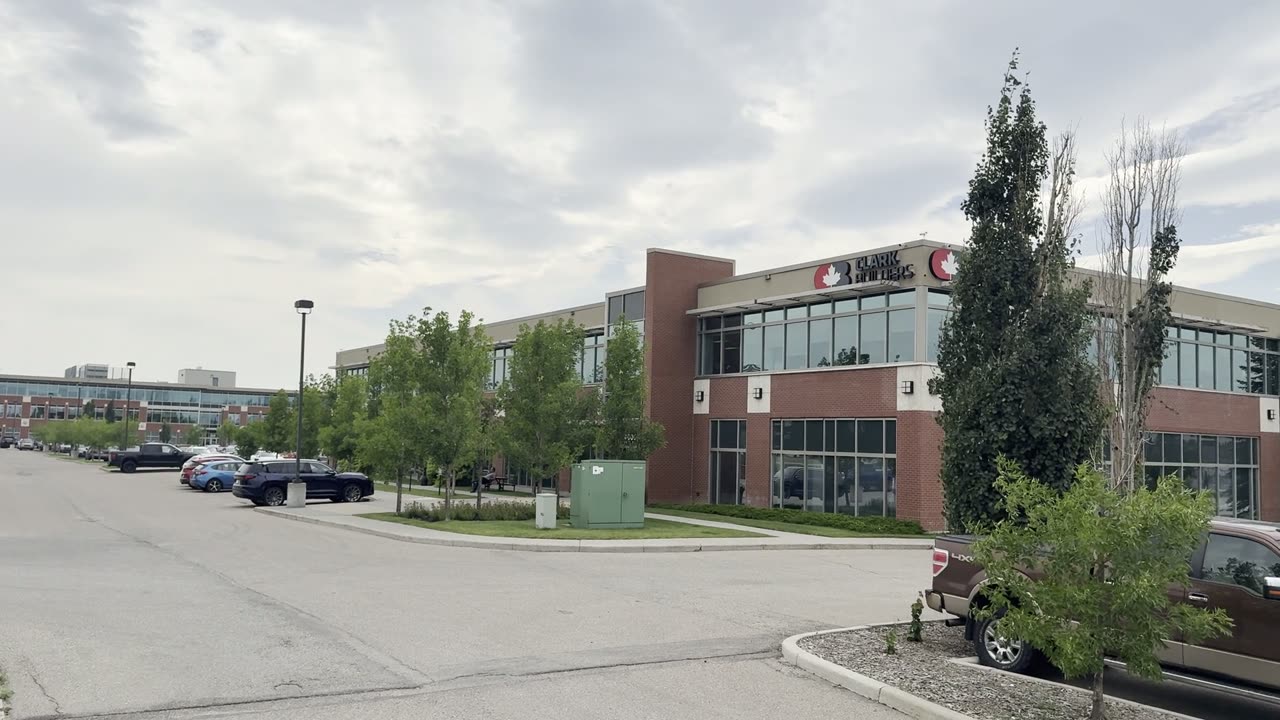 Site 临 Deerfoot Trail 北侧出口 / Building 200 东北角