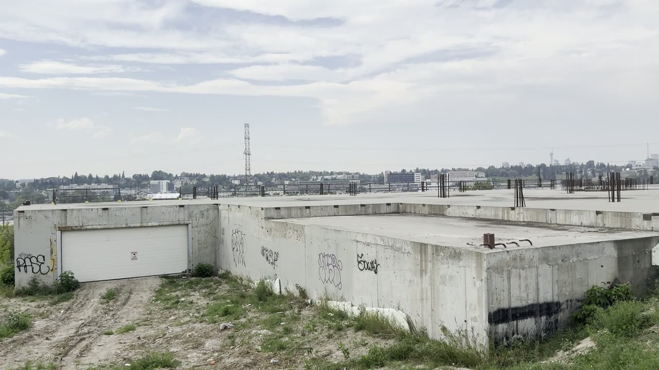 Site 西南角 / 混凝土地基（H1 H2）